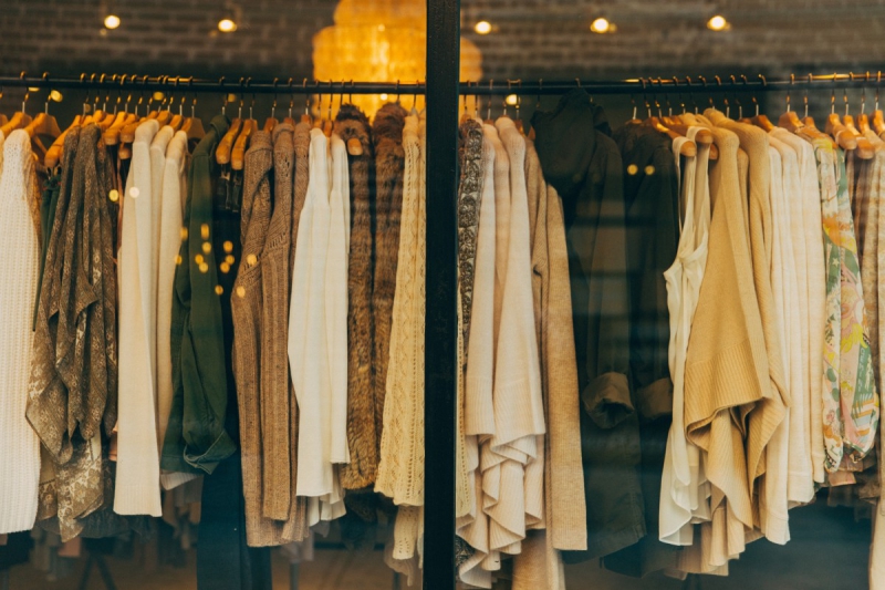 magasin-HYERES-min_clothe_fashion_store_shop_window_store_front-21277